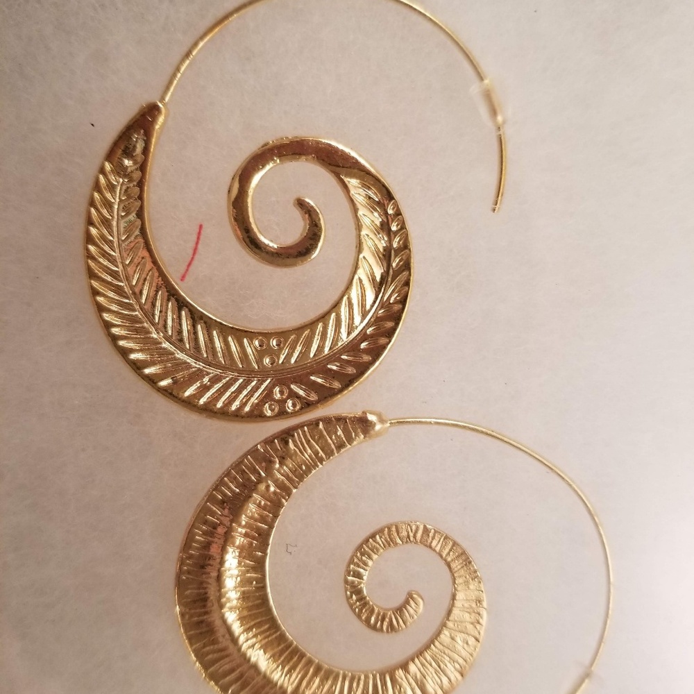 tribal like gold leaf earrings - Picture 3 of 3